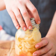 Gừng ngâm kiểu Nhật có màu hồng nhạt trong rất đẹp mắt, thích hợp ăn trong những ngày trời lạnh, giúp làm ấm người và chữa ho rất hiệu quả nhé. Nếu là một tín đồ của món Nhật, bạn hãy lưu ngay cách làm gừng ngâm giấm đúng kiểu Nhật này để mời cả nhà ăn ngon. Tuy nhiên, không nên ngâm quá nhiều gừng trong một mẻ, vì cách làm gừng ngâm kiểu Nhật có thể dùng ngay nhé.