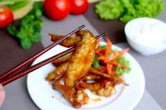 Cho cánh gà vào nước sốt me ta đảo để nước sốt và cánh gà quyện vào thấm đều mới ngon. Đảo khoảng 3 phút khi cánh gà đã đều nước sốt thì tắt bếp. Gắp cánh gà ra đĩa trang trí và rắc 1 xíu tiêu cho thơm. Với món cánh gà sốt me đậm đà này mình tin là không những là mẹ mẹ mình mà đảm bảo cả gia đình bạn cũng sẽ mê với vị chua ngọt vừa ăn, đậm đà nhờ sốt đậm đặc Knorr vị gà đấy. Dùng chung với cơm trắng là tuyệt vời nhé.