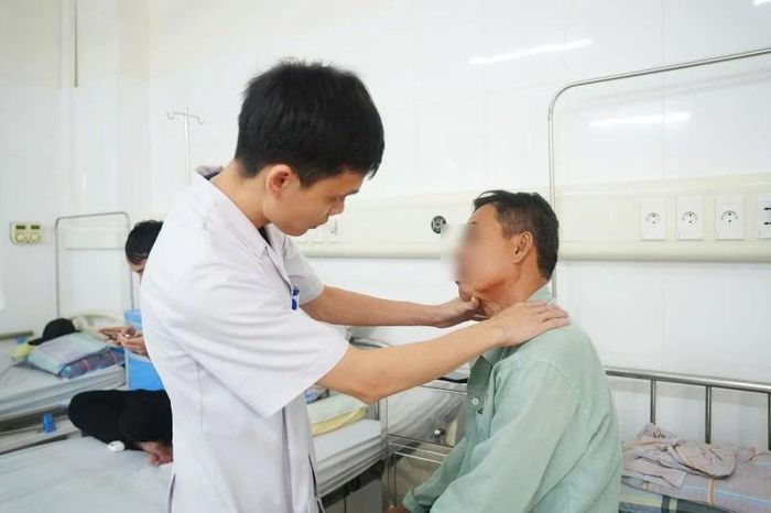 Đi khám sức khỏe phát hiện ung thư amidan - Báo Tri thức &amp; Cuộc sống