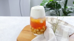 Lần lượt cho si rô đường, hạt sen và củ năng đã nấu, trà, đá và lớp milk foam lên trên cùng. Khuấy đều ly, vậy là bạn đã có thể thưởng thức ngay món đồ uống yêu thích.