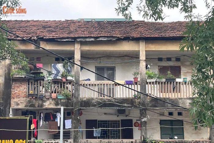 Sống trong khu tập thể 'nứt toác' ở Hà Nội, người dân mong ngày dỡ bỏ - Báo Tri thức &amp; Cuộc sống