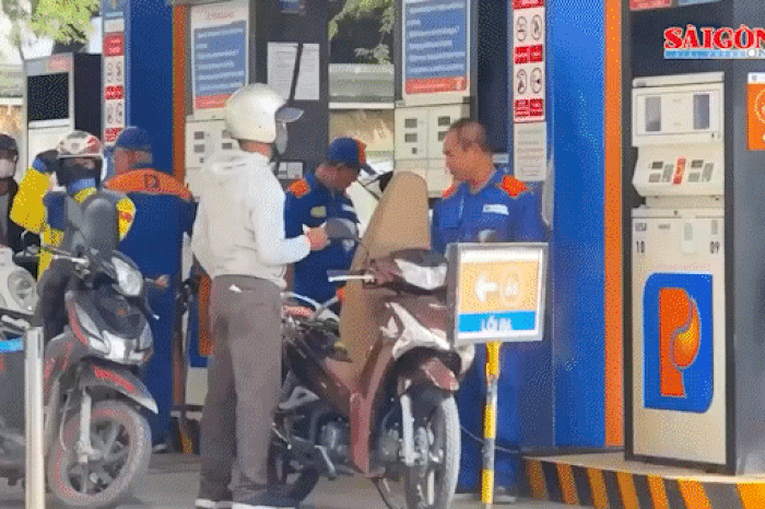 Nhiều tài xế xe công nghệ chủ động chọn xăng E10 - Báo Sài Gòn Giải Phóng