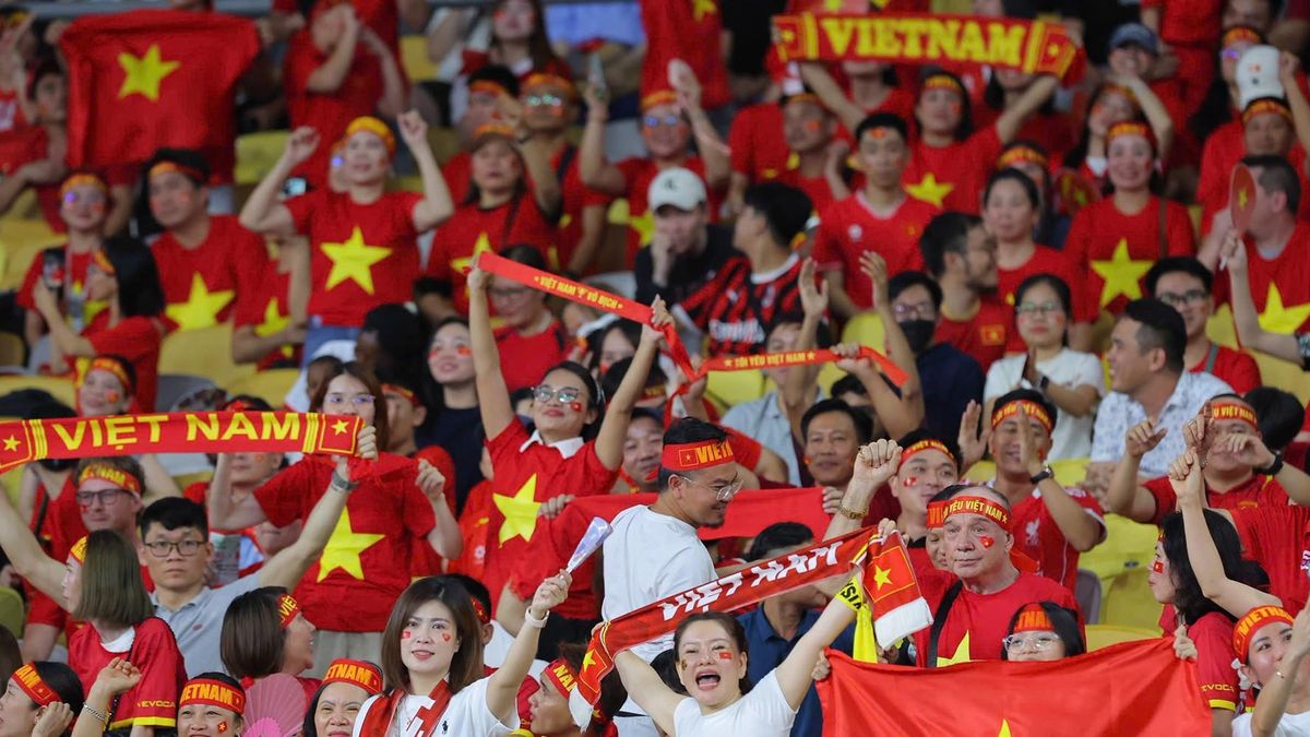 Cháy vé xem tuyển Việt Nam đấu Myanmar ở Thái Nguyên - Báo VietnamNet