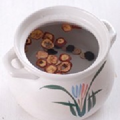 Tiếp theo, cho các vị thuốc vào nồi nước, đun sôi. Khi nồi trà bắt đầu sôi, cho đường rồi vặn nhỏ lửa đun âm ỉ trong khoảng 1 tiếng. Khi thấy trà chuyển màu thì tắt bếp.