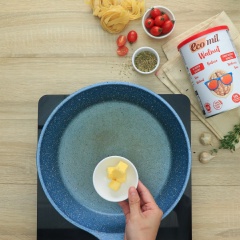 Cho 10gr bơ lạt đun nóng cùng 10gr bột mì và 1 muỗng canh bột óc chó Ecomil rồi khuấy đều.