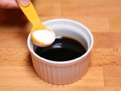 Tôm cắt bỏ râu ở phần đầu và chân rồi chích một đường ở lưng lấy chỉ đen. Rửa sạch, để ráo. Trong một bát, trộn đều 15ml dầu hào; 7.5ml nước tương nhạt; 5ml nước tương đậm đặc; 2g muối; 15ml dầu mè