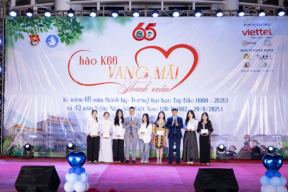 Đêm nhạc hội “Vang mãi thanh xuân”