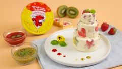 Kem là một trong những món tráng miệng được nhiều người yêu thích nhất trên thế giới. Nếu bạn là một người thích kem và phô mai, tại sao bạn không thử món kem trái cây phô mai Con Bò Cười. Vị chua chua của trái cây hòa quyện cùng vị ngọt của kem và vị béo ngậy của phô mai Con Bò Cười sẽ khiên bạn không thể dừng muỗng được. Bên cạnh đó sốt dâu và sốt kiwi chua chua ngọt ngọt, được làm từ trái cây tươi sẽ giúp món kem của bạn ngon gấp nhiều lần. Đây sẽ là một món kem bạn không thể bỏ qua trong những ngày sắp tới đấy.