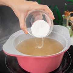 Bắc nồi nhỏ lên bếp, cho vào nồi 2 muỗng canh dầu ăn, cho thịt chân giò đã ướp vào xào sơ cho săn, sau đó cho nấm mèo vào đảo cùng. Thêm vào 600ml nước đổ ngập mặt thịt, đun cho sôi sau đó hớt bỏ bọt để món thịt đông được trong. Tiếp tục ninh thêm khoảng 5 phút cho thịt mềm là tắt bếp. Vót phần thịt và nấm mèo để riêng, giữ phần nước dùng trên bếp, nêm gia vị cho nước thịt đông với 1 muỗng cà phê muối, 1 muỗng canh hạt nêm, 1 muỗng canh nước mắm. Đun sôi sau đó cho 6gr bột rau câu dẻo vào từ từ, vừa cho vừa khuấy để bột rau câu không bị vón cục. Giữ ấm nồi nước dùng cho đến khi dùng.