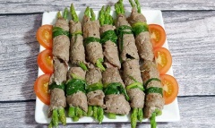 Bày trí thịt bò cuộn măng tây đơn giản ra đĩa cho đẹp mắt và dọn ra mâm cơm dùng nóng. Thịt bò dai mềm, măng tây giòn ngọt, ngấm gia vị vừa miệng là một trong những điểm hấp dẫn của món thịt bò cuộn măng tây này đấy.