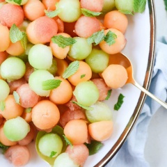 Cho trái cây ra đĩa và thưởng thức. nếu muốn dùng lạnh, bạn có thể cho vào ngăn mát tủ lạnh trước 30 phút nhé. Ăn salad trái cây thế này vừa ngon mát, vừa đẹp da, vừa tốt cho sức khỏe. bạn thường xuyên làm nhé.