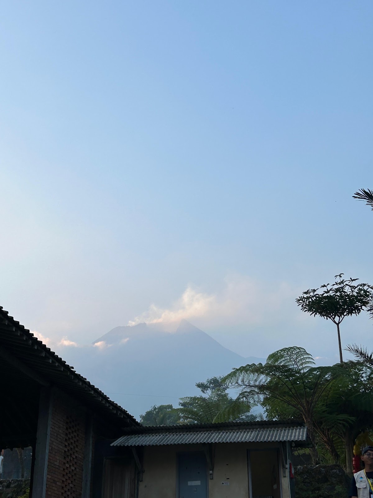 Spot foto dengan latar Gunung Merapi — foto 3