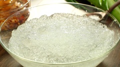Ngâm mủ trôm và mủ gòn. 2 loại mủ này tốn khá nhiều thời gian để nở mềm nên bạn phải ngâm với nước lạnh thật lâu từ 12 - 24 tiếng trước khi dùng. Mủ trôm sau khi ngâm có thể ăn liền còn mủ gòn phải được cắt thành những miếng nhỏ. Ngâm hạt é trong nước nở rất nhanh, nên bạn canh trước khi dùng 10 phút là có thể ngâm hạt é với nước là được.