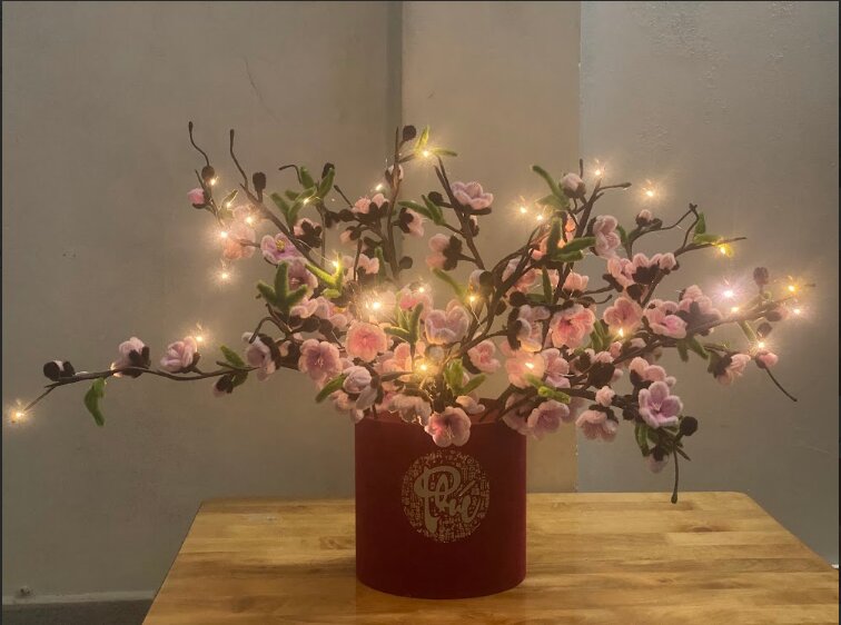 Chậu hoa đào thủ công với sắc hồng tươi tắn, biểu tượng của sự đoàn viên và may mắn trong dịp Tết.