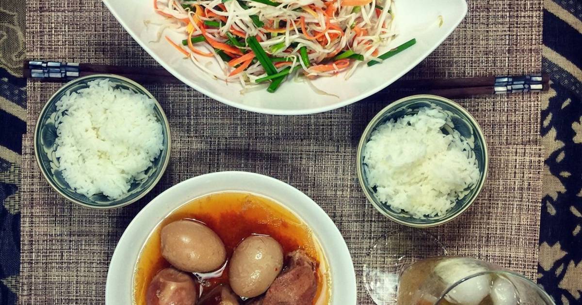 Thịt kho hột vịt + Dưa giá