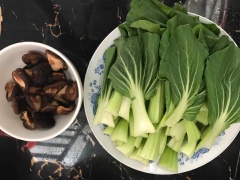 Đậu hũ rửa sạch, cắt thành miếng vừa ăn. Làm nóng chảo với dầu ăn, cho đậu hũ vào chiên vàng giòn đều các mặt. Cả thìa rửa sạch. Nấm hương ngâm nước cho nở rồi rửa sạch lại với nước.