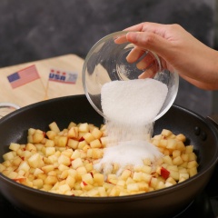 Trong chảo lớn để lửa nhỏ cho 6 quả táo gọt vỏ cắt hạt lựu, 32gr đường và 60ml nước. Nấu trong 15 phút hoặc cho đến khi táo mềm. Xay nhuyễn trong máy xay sinh tố hoặc máy xay thực phẩm và để riêng.