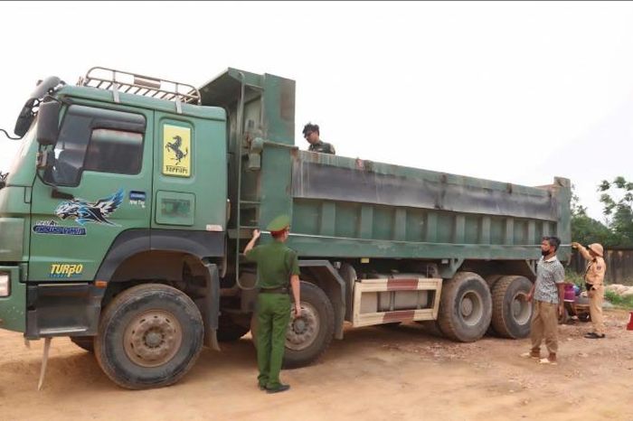 CSGT tăng cường xử lý xe quá khổ, quá tải trên tuyến quốc lộ - Đài Phát thanh và truyền hình Hà Nội