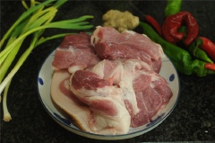 Gừng thái lát. Hành lá và ớt thái nhỏ. Thịt ba chỉ làm sạch, cho vào nồi, đổ nước xâm xấp, thêm vào hoa hồi, ít muối, tiêu hạt, đầu hành lá và ít lát gừng, đun sôi. Dùng đũa đâm vào miếng thịt thấy lủng là được. Vớt thịt ra, thái thành những lát mỏng.