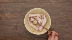 Ướp chân gà cùng hạt nêm, đường, muối, hạt nêm, tiêu sau đó trộn đều.