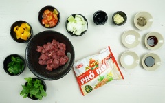 Thịt bò sử dùng phần thăn, rửa sạch, loại bỏ mỡ nếu có rồi cắt thành miếng vuông 2x2cm. Ớt chuông, cà chua và hành tây rửa sạch, cũng cắt hình vuông giống thịt bò (ớt chuông và cà chua bỏ phần hạt). Cần tàu cắt khúc dài khoảng 7cm.