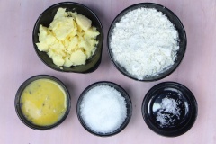 Nguyên liệu cho phần đế bánh gồm có 130gr bột mì, 65gr bơ lạt, 1/2 cái trứng gà đánh tan, 45gr đường, 1/8 muỗng cà phê muối và 1/2 muỗng cà phê tinh chất vani.