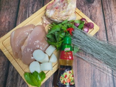 Bào vỏ rồi cắt khúc củ cải trắng. Rửa sạch xương gà, lườn gà với muối. Ngâm nở 2 loại nấm, rồi rửa lại với nước.