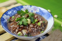Nấm mối là loại nấm dân dã, mọc hoang nhưng lại được biết đến là một loại thực phẩm với nhiều công dụng tuyệt vời như hỗ trợ ngăn ngừa ung thư, điều trị huyết áp cao, bệnh tiểu đường v.v... Món cháo gạo lứt nấm mối hạt sen không chỉ là món ăn ngon với sự kết hợp giữa độ dai giòn sừng sựt của nấm và bùi thơm của hạt sen, mà còn là bài thuốc quý cho tất cả mọi người từ người già, trẻ nhỏ và phụ nữ mang thai.