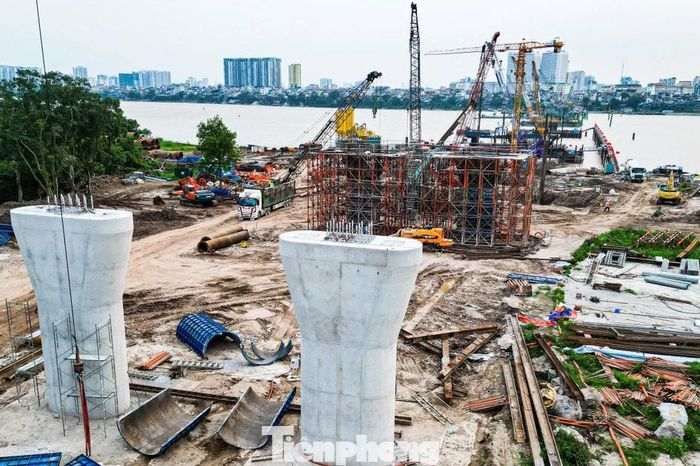 Lộ diện những trụ cầu Trần Hưng Đạo đầu tiên trên sông Hồng - Báo Tiền Phong
