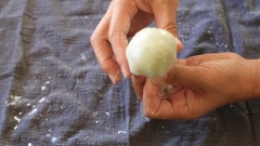 Úp mặt gói bột xuống dưới để cho bánh đẹp mắt. Bọc màng bọc thực phẩm cho từng viên bánh rồi đem cất tủ lạnh. Vì bánh cần bảo quản trong tủ lạnh để kem không bị chảy nên bạn không nên làm nhiều quá thêm nữa khi chế biến xong nên dùng càng sớm càng tốt vì bánh để lâu trong tủ, vỏ dễ bị cứng sẽ không ngon nữa.