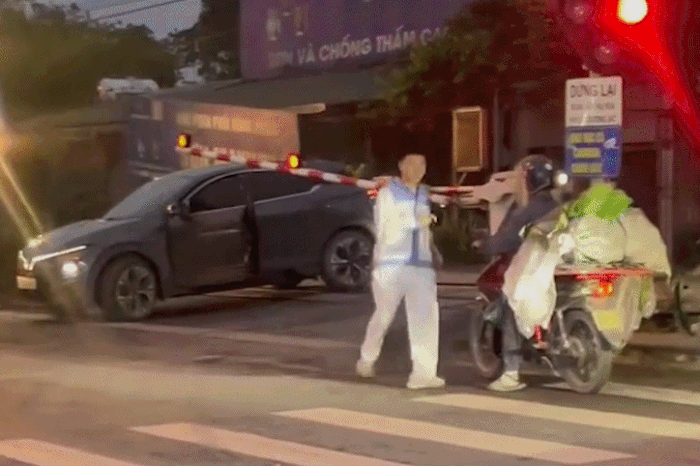 CLIP: Tàu hỏa đâm biến dạng ô tô vượt đường ngang - Báo Tiền Phong