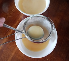 Đập trứng vào tô nước Dashi, nêm Xốt nêm đậm đà thịt gà Knorr + Mirin, khuấy đều cho hỗn hợp hòa quyện. Sau đó cho nước dùng Dashi vào, dùng phới khuấy tan. Đổ hỗn hợp này qua rây lấy hỗn hợp nước không bọt. Nấm bỏ chân, rửa sạch cắt lát mỏng 2mm. Chả cá hồng cắt lát mỏng. Thanh cua cắt khúc xéo ngắn. Tôm bóc vỏ cắt hạt lựu.