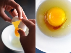 Đun sôi nước dùng gà, bạn có thể chọn nước dùng rau củ tùy thích. Đập trứng gà ra bát và đánh tan, cho chén trứng gà vào nước dùng gà đang sôi, vừa đổ vừa khuấy đều.
