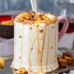 Rót hỗn hợp ra ly và thưởng thức. Vào ngày cuối tuần, một tách chocolate bơ đậu phộng ấm áp cùng quyển sách yêu thích và chút nhạc nhẹ nhàng sẽ khiến bạn cảm thấy rất dễ chịu đấy!