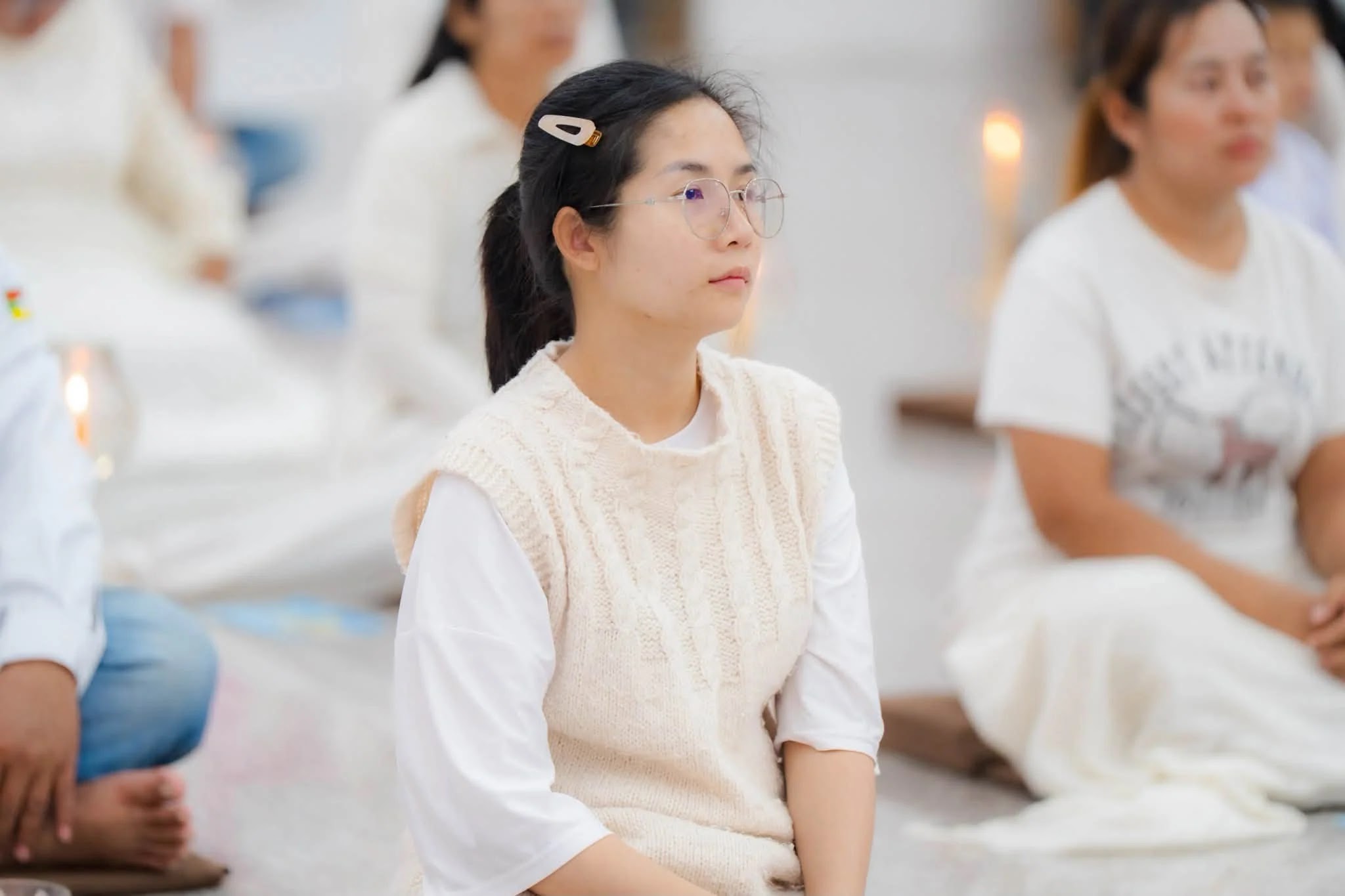 ภาพประกอบ คืนวันอาสาฬหบูชา แจ้งชาวบ้านขึ้นมาเวียนเทียนรอบเจดีย์….ปรากฏว่าฝนชุ่มฉ่ำ เดินเวียนเทียนรอบเจดีย์ไม่ได้ ก็เลยสวดธัมจักฯ นั่งสมาธิ และเวียนเทียนกันที่ธรรมสภา ก็สะดวกดี ปรับกันไปตามสถ