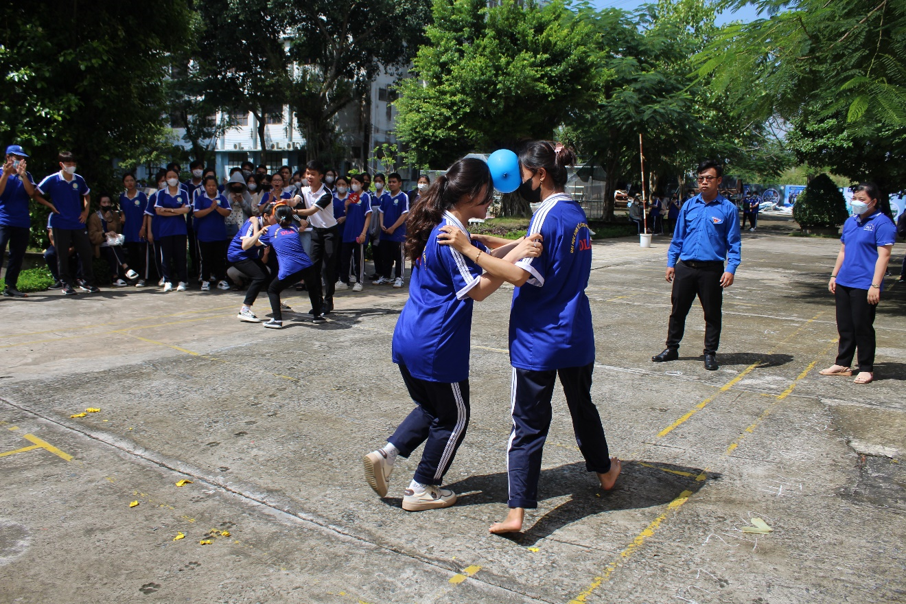 Trò chơi chuyền bong bóng