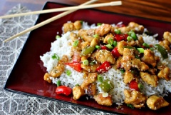 Ăn thịt gà xào với cơm nóng thì sẽ tuyệt lắm đấy! Nếu thích món gà xào nhiều hương vị hơn, bạn có thể thêm một ít ớt bột vào khi xào gà nhé!