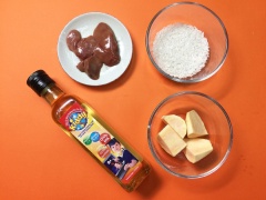 Chuẩn bị nguyên liệu. Gạo vo sạch cho vào nồi, thêm nước rồi nấu chín.