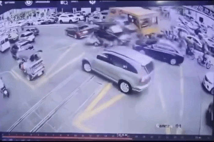 Clip: Khoảnh khắc tàu hỏa đâm trực diện xe bus đang dừng ở Thái Lan - Báo Tiền Phong