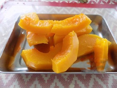 Cho bí đỏ vào nồi hấp chín. Sau đó, cho bí đỏ, sữa chua, mật ong, vani, sữa tươi vào máy sinh tố xay nhuyễn. Thích dùng lạnh thì cho vào ngăn mát tủ lạnh khoảng 1-2 tiếng đồng hồ.