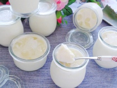 Lấy sữa chua nha đam ra, để nguội rồi cho vào ngăn mát tủ lạnh bảo quản. Trước khi ăn, bạn có thể cho sữa chua nha đam lên ngăn đá để sữa chua lạnh nhiều, ăn sẽ ngon và hấp dẫn hơn. Chúc bạn làm sữa chua nha đam thành công và ăn ngon miệng nhé!
