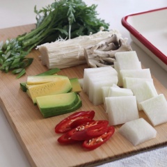 Thái củ cải trắng và bí xanh thành các miếng vừa ăn. Củ hành lá, ớt sừng thái xéo. Nấm kim châm, nấm sò và rau cải cúc rửa sạch cắt bỏ phần gốc. Trộn đều các gia vị trong phần sốt.