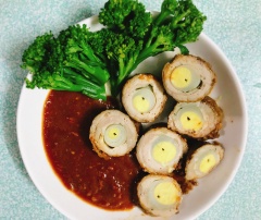 Bày ra dĩa, món này ăn cùng với cơm, bánh mì hay các loại rau như súp lơ xanh đều rất ngon.