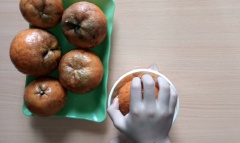 Cam chọn những trái cam tươi, nặng và mộng nước. Cắt đôi theo chiều ngang mỗi trái cam rồi vắt lấy nước cốt cam, lượt bỏ hạt. Sau đó thêm vào muỗi và đường cho vừa khẩu vị, khuấy tan đều. Rót kem ra khuôn làm kem que cho vào ngăn đông tủ lạnh khoảng 4-5 tiếng là được.