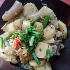 Cho đuôi heo kho măng ra đĩa, rắc thêm ít hành lá, ngò rí thái nhỏ và tiêu xay lên trên, dọn ra mâm cơm và dùng nóng.