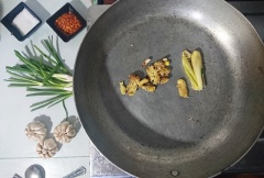 Làm nóng chảo, đặt gừng, sả đã đập dập vào bên trong, đặt phần sò đã hấp lên trên. Tiếp tục dùng muỗng múc phần hành và dầu ăn rưới lên trên phần thịt sò và nướng. Sau khi nướng được 2 phút thì rắc chút ớt bột lên trên, đồng thời dùng muỗng đảo mặt phần thịt sò. Tiếp tục nướng sò thêm 2 phút là được.