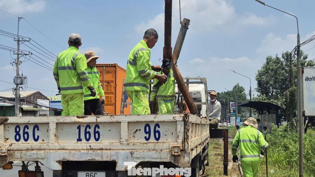 Khẩn trương khắc phục hiện trường vụ cháy xe khách làm 7 người tử vong trên quốc lộ 1 - Báo Tiền Phong