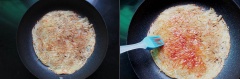 Chiên cho bánh khoai chín vàng một mặt rồi lật bánh chiên mặt bánh còn lại, bạn rắc muối và hạt tiêu lên trên bề mặt bánh. Tiếp đó dùng cọ quét tương ớt hoặc tương cà lên trên mặt bánh.