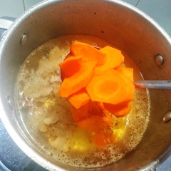 Phi thơm hành cắt nhỏ, xào phần thịt còn lại đã được ướp gia vị, thêm nước vào đun sôi. Nước sôi lần lượt thêm cà rốt, su su vào đun với lửa vừa.
