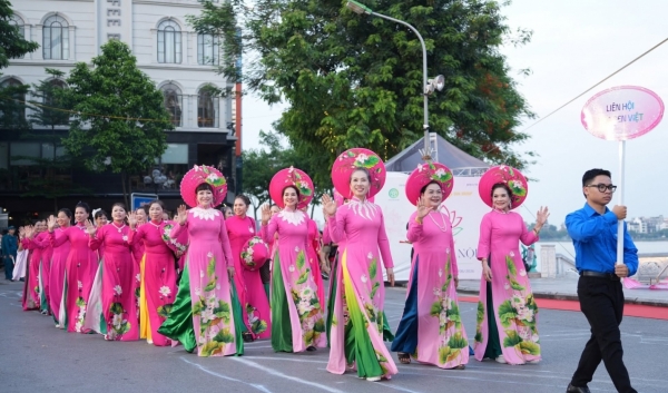 2.000 Seerosen-Kleider erzählen die Geschichte der Farben des Westsees von Hanoi